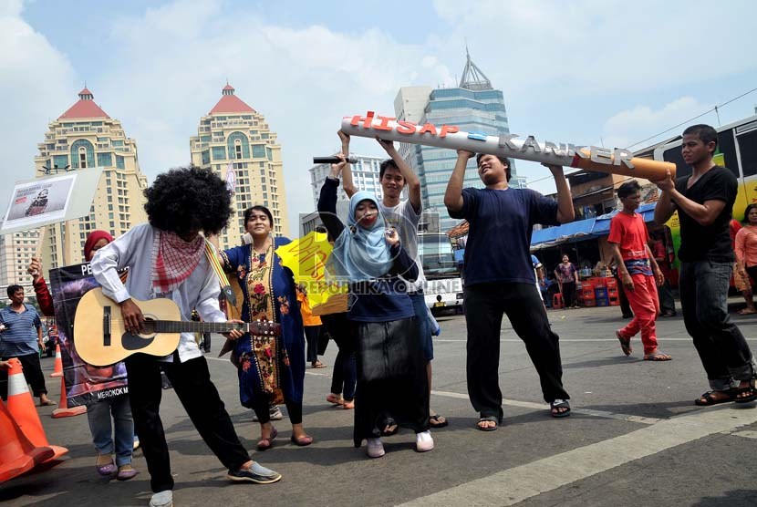Sejumlah aktivis yang tergabung dalam Koalisi Warga Untuk Jakarta Bebas asap Rokok (Smoke Free Jakarta) melakukan kampanye larangan merokok di angkutan umum di Terminal Senen Jakarta Pusat, Selasa (21/5).    (Republika/Prayogi)