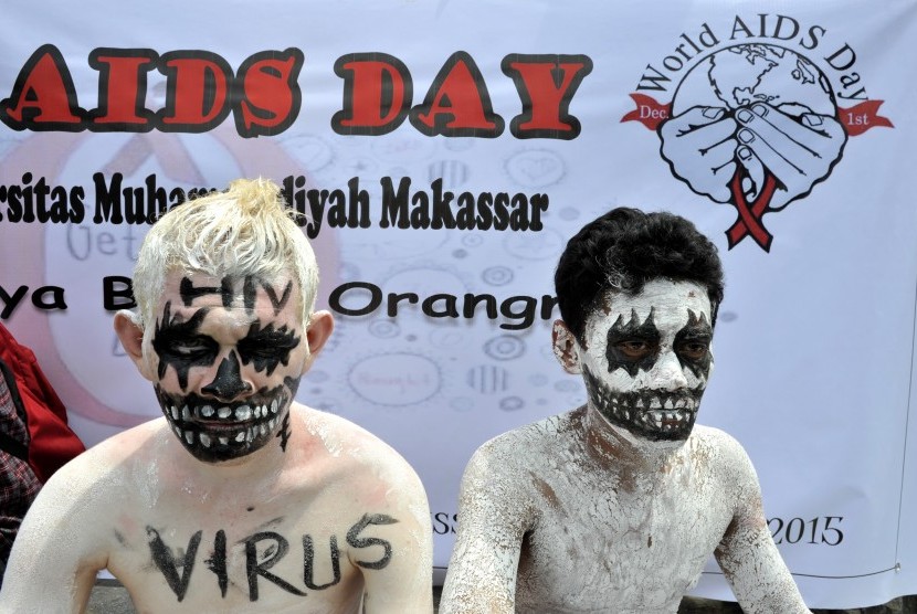 Sejumlah aktivis yang tergabung dalam Korps Suka Rela (KSR) PMI Unismuh, melakukan aksi dalam rangka memperingati hari Aids Sedunia di depan Kampus Universitas Muhammadiyah (Unismuh) Makassar, Sulawesi Selatan, Selasa (1/12). (Antara/Yusran Uccang)