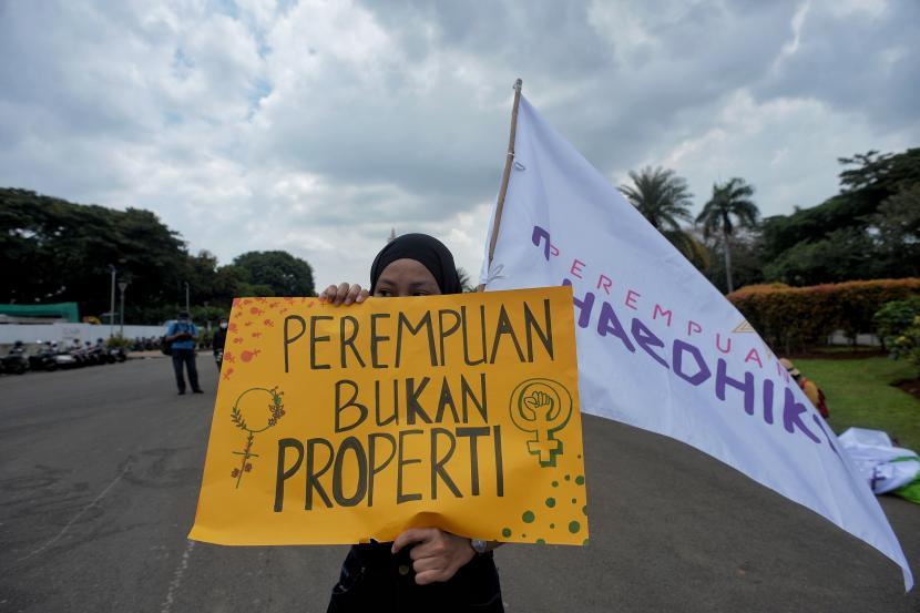 Sejumlah aktivis yang tergabung dalam organisasi Perempuan Mahardhika melakukan aksi dalam rangka memperingati Hari Perempuan Sedunia di kawasan Patung Kuda Arjuna Wijaya, Senin (8/3).