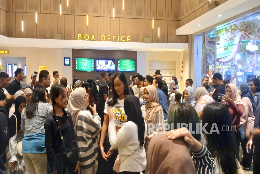 Sejumlah aktor dan aktris serta sutradara film Modal Nekad menyapa para penggemar di Jogja City Mall XXI Yogyakarta, Ahad (22/12/2024).