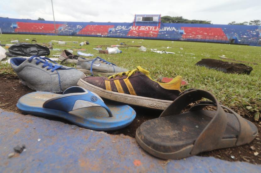 Sejumlah alas kaki berserakan pascakerusuhan di Stadion Kanjuruhan Malang, Jawa Timur, Senin (3/10/2022). Gubernur Khofifah sebut pemerintah berkomitmen untuk mengusut tragedi Kanjuruhan.