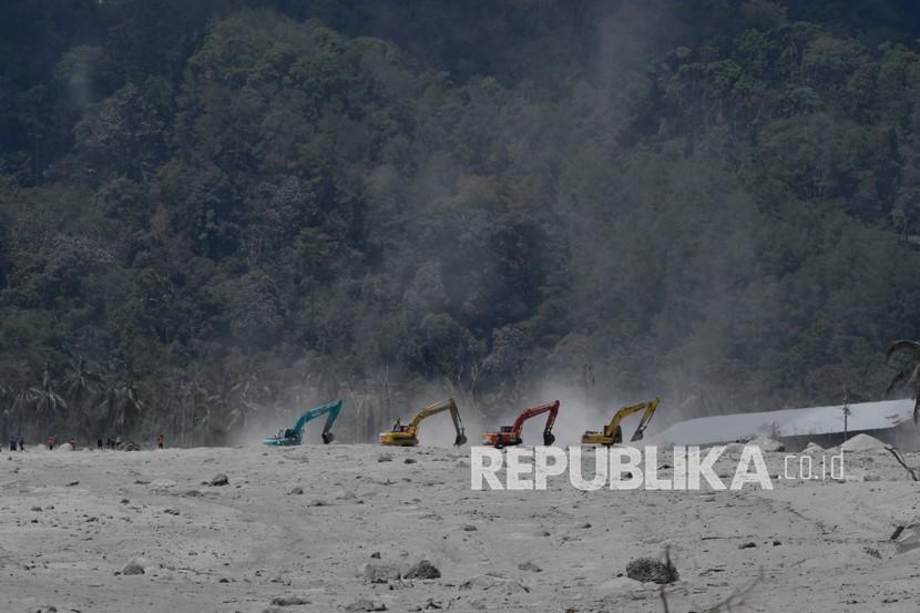 Sejumlah alat berat dikerahkan saat proses pencarian korban yang tertimbun material guguran awan panas Gunung Semeru di Desa Sumberwuluh, Lumajang, Jawa Timur, Selasa (7/12/2021). Berdasarkan laporan Badan Nasional Penanggulangan Bencana (BNPB), jumlah korban meninggal hingga pukul 12.00 WIB hari ini berjumlah 34 orang dan 16 orang dalam proses pencarian. 