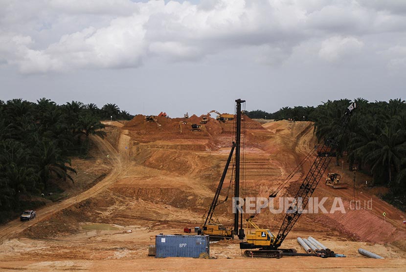 Inilah proyek jalan tol sepanjang 131 kilometer yang menghubungkan Kota Pekanbaru dan Kota Dumai. Diharapkan proyek ini akan memacu pertumbuhan ekonomi Provinsi Riau.