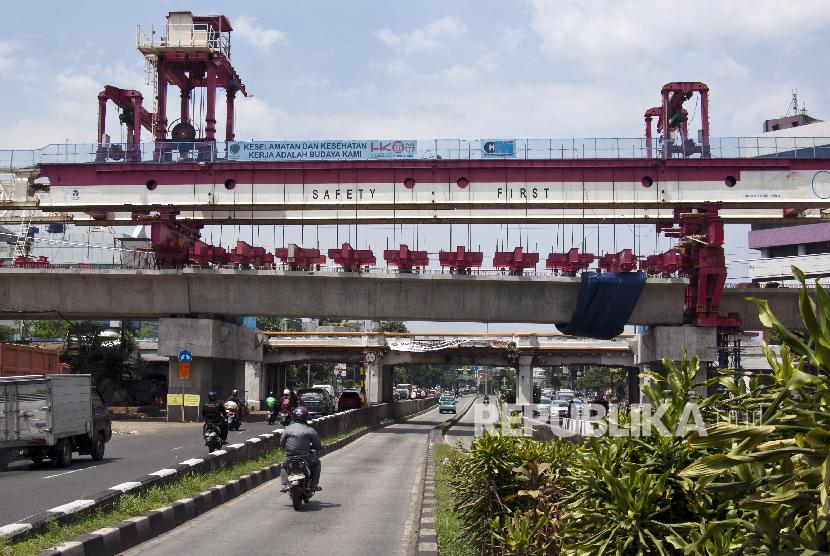 Sejumlah alat berat dioperasikan untuk mengerjakan pembangunan proyek rel dwiganda atau Double-Double Track (DDT) Manggarai-Cikarang di kawasan Jatinegara, Jakarta, Senin (17/12).