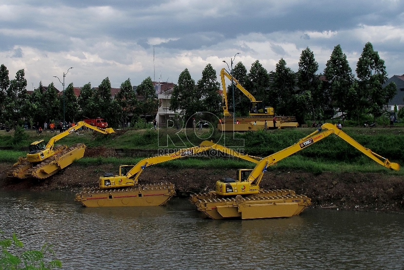  Sejumlah alat berat disiapkan untuk melakukan pengerukan sampah di Banjir Kanal Timur daerah Duren Sawit, Jakarta Timur, Kamis (15/1). (Republika/Edwin Dwi Putranto)