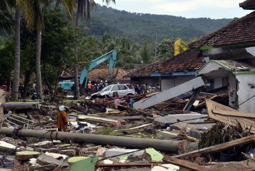 Sejumlah alat berat melakukan evakuasi untuk membersihkan reruntuhan bangunan yang tersapu tsunami di Desa Way Muli, Kalianda, Lampung Selatan, Lampung, Senin (24/12/2018). 