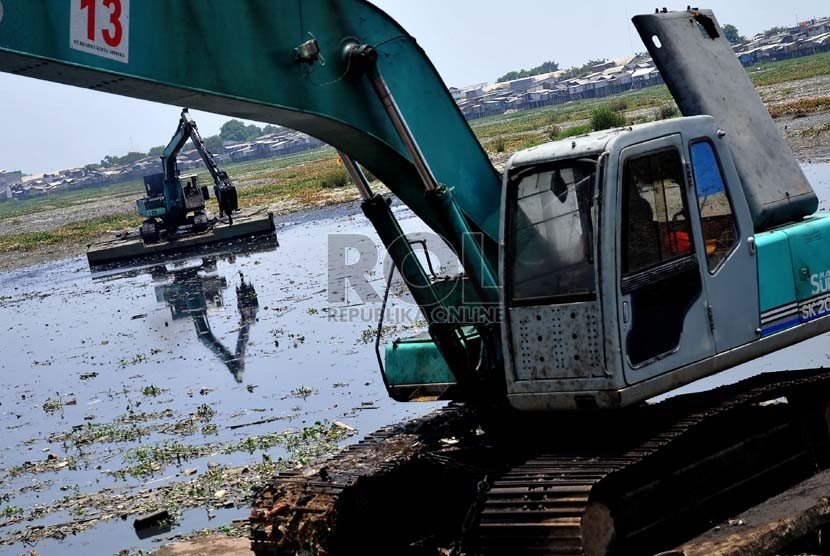  Sejumlah alat berat melakukan pengerukan lumpur di Waduk Pluit, Jakarta, Selasa (8/10).  (Republika/Prayogi)