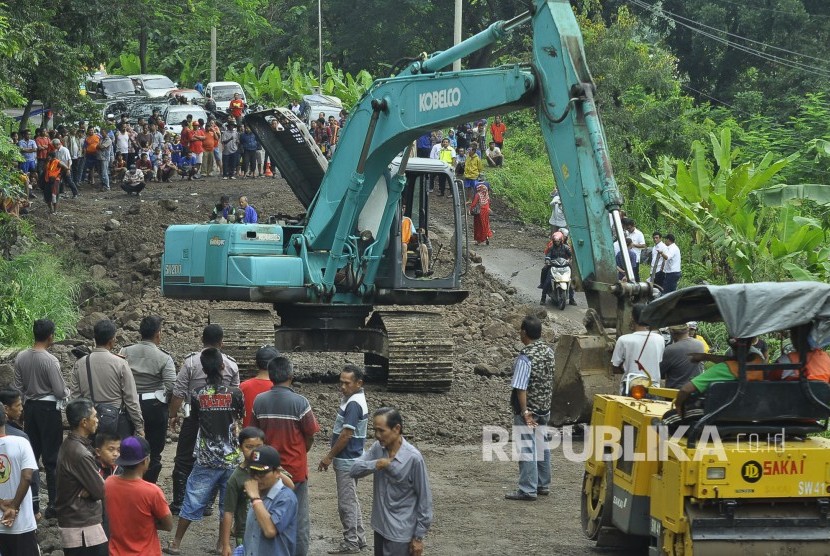 Sejumlah alat berat melakukan perbaikan Jalan Bandung-Cirebon yang ambles di Kampung Cireki, Kecamatan Tomo, Kabupaten Sumedang.