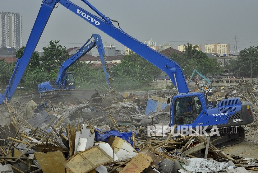 Sejumlah alat berat membongkar bangunan liar di Kawasan Taman Bersih, Manusiawi dan Berwibawa (BMW), Kecamatan Tanjung Priok, Jakarta, Selasa (1/8).