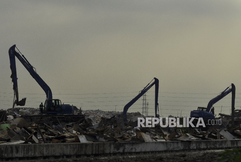Sejumlah alat berat membongkar bangunan liar di Kawasan Taman Bersih, Manusiawi dan Berwibawa (BMW), Kecamatan Tanjung Priok, Jakarta, Selasa (1/8). 