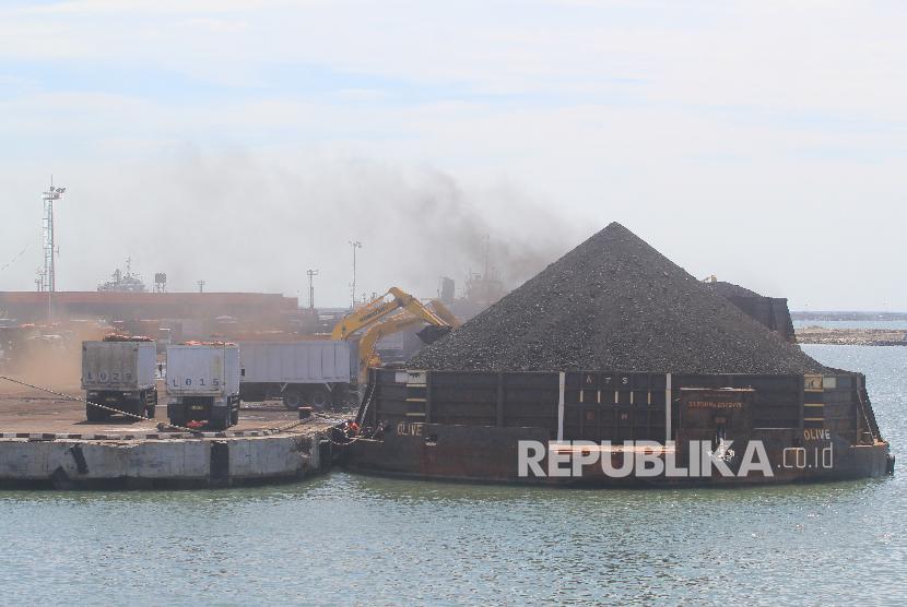 Sejumlah alat berat memuat batu bara ke dalam truk di Pelabuhan Cirebon, Jawa Barat, Kamis (13/6). Kementerian ESDM menetapkan Harga Batu Bara Acuan (HBA) turun dari 81,86 dolar AS per ton menjadi 81,48 dolar AS per ton. 