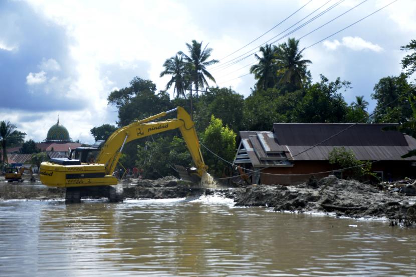 Sejumlah alat berat mengeruk material lumpur yang menutup jalan trans Sulawesi di Kabupaten Luwu Utara, Sulawesi Selatan, Senin (20/7/2020). Sejumlah jalan termasuk jalan trans Sulawesi terus dilakukan pengerukan lumpur akibat banjir bandang untuk memperlancar jalur transportasi.