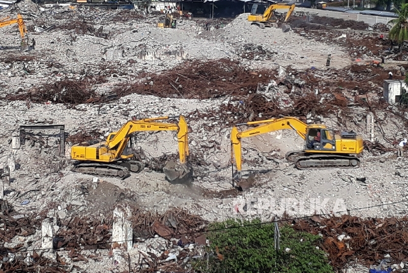  Sejumlah alat berat sedang mengeruk puing-puing bangunan Pasar Proyek Senen Jakarta yang dirobohkan, Jumat (20/10).