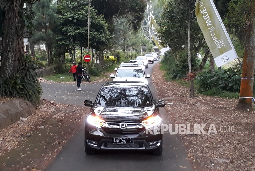 Sejumlah All New Honda CR-V Turbo, melintas di Wana Wisata Cobanrondo, Batu Malang, Rabu (19/7) pada acara test drive untuk media