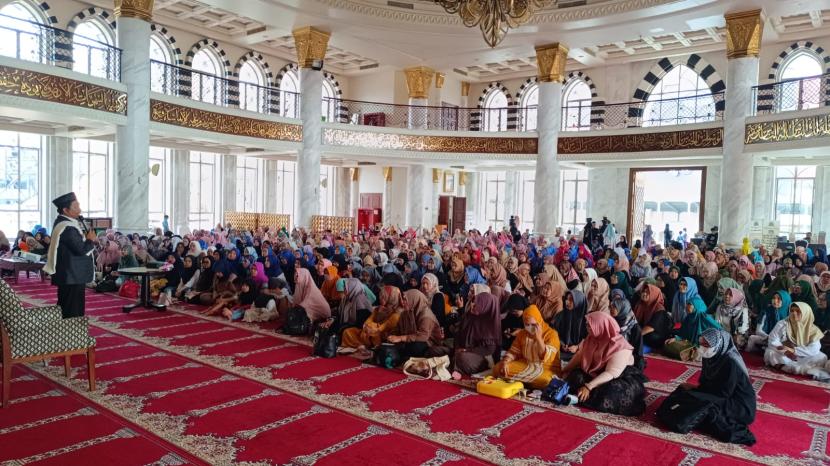 Sejumlah alumni dari Al Azhar Mesir mengisi pengajian di Masjid Agung Trans Studio Bandung. 