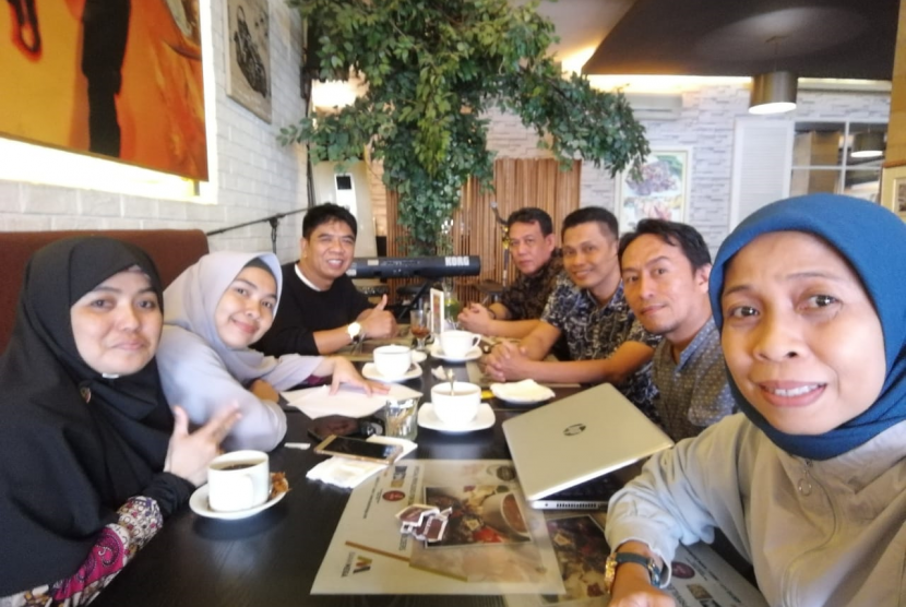 Sejumlah alumni Universitas Hasanuddin di Jabodetabek bertemu untuk membahas rencana pendirian Koperasi Alumni Unhas di Jabodetabek, Kamis (9/1) 