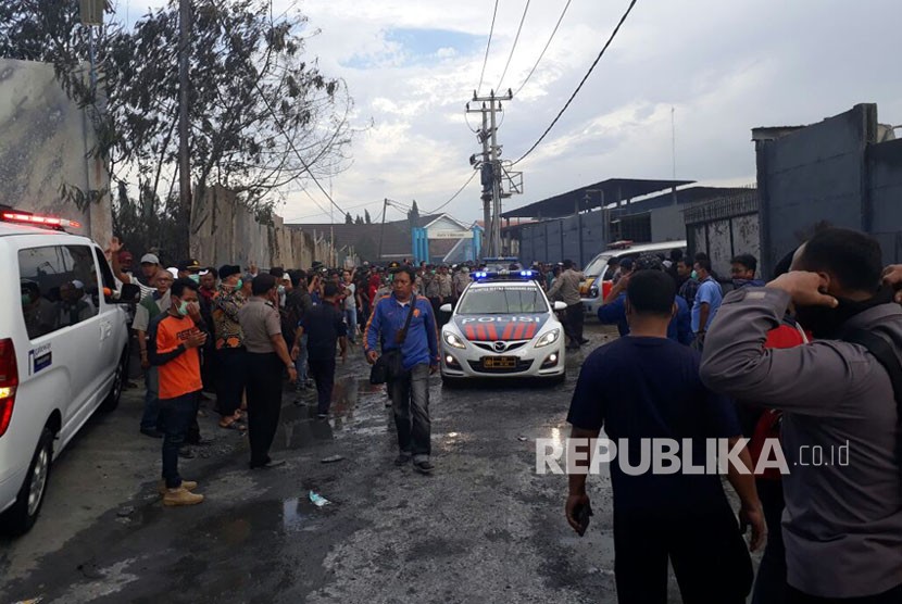 Sebanyak 8 Ambulans diberangkatkan dari lokasi kebakaran Pabrik Kembang Api, Kosambi, Kabupaten Tangerang, Kamis (26/10).