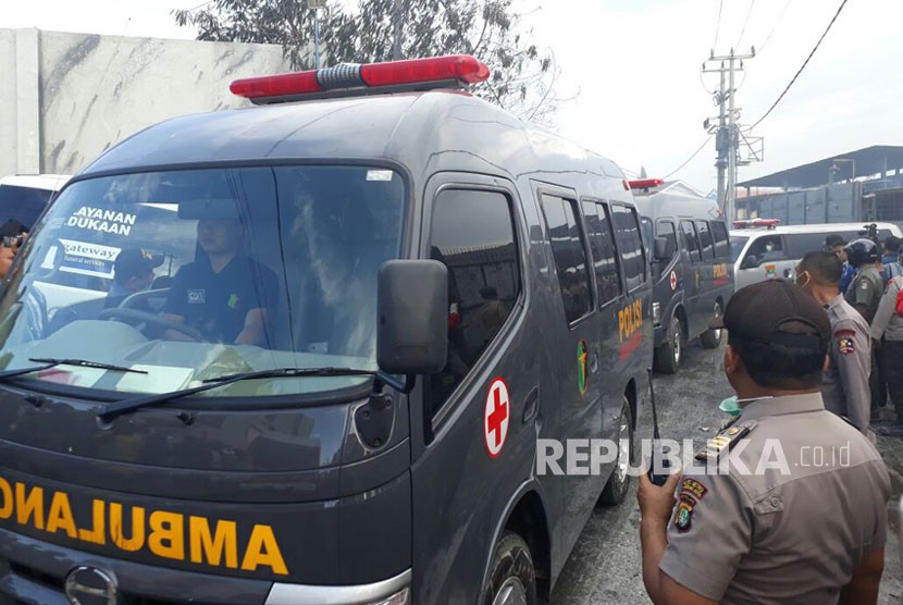 Sebanyak 8 Ambulans diberangkatkan dari lokasi kebakaran Pabrik Kembang Api, Kosambi, Kabupaten Tangerang, Kamis (26/10).