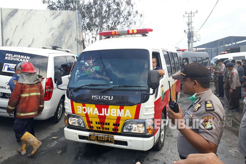 Sebanyak 8 Ambulans diberangkatkan dari lokasi kebakaran Pabrik Kembang Api, Kosambi, Kabupaten Tangerang, terkait adanya panggilan dari layanan 112.