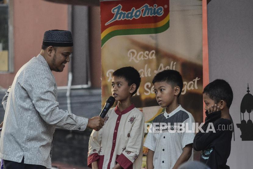 Sejumlah anak agen dan loper koran mengikuti acara buka puasa bersama di Kantor Republika, Pejaten, Jakarta Selatan, Ahad (26/5).