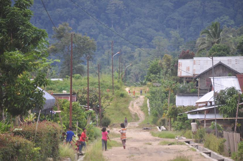 Sejumlah anak-anak bermain di sekitar perkampungan mereka di Desa Lemban Tongoa, Kecamatan Palolo, Kabupaten Sigi, Sulawesi Tengah, Ahad (29/11/2020). Warga berharap aparat keamanan untuk dapat segera menangkap para pelaku penyerangan yang diduga dilakukan kelompok teroris MIT pimpinan Ali Kalora yang terjadi pada Jumat (27/11/2020) lalu yang menewaskan empat orang warga desa setempat.