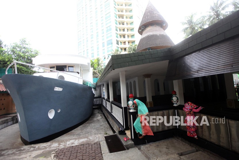 Sejumlah anak-anak bermain diarea Masjid Perahu atau Agung Al-Munada Baiturrahman, Jakarta, Rabu (14/11). 