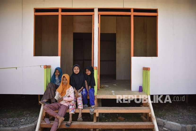 Sejumlah anak-anak korban gempa berada di bangunan Integrated Community Shelter atau hunian sementara untuk korban gempa bumi di Desa Gondang, Kecamatan Gangga, Tanjung, Lombok Utara, NTB, Selasa (4/9). 