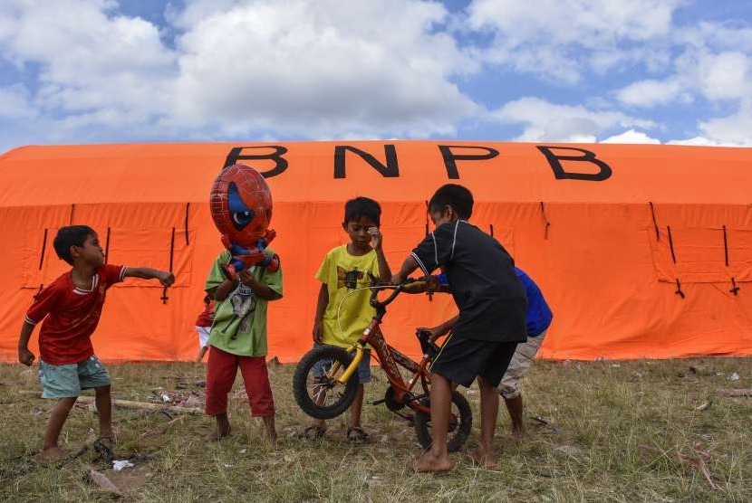 Sejumlah anak-anak korban gempa bumi bermain dekat tenda Posko Pengungsian Desa Sajang, Sembalun, Selong, Lombok Timur, NTB, Sabtu (4/8).