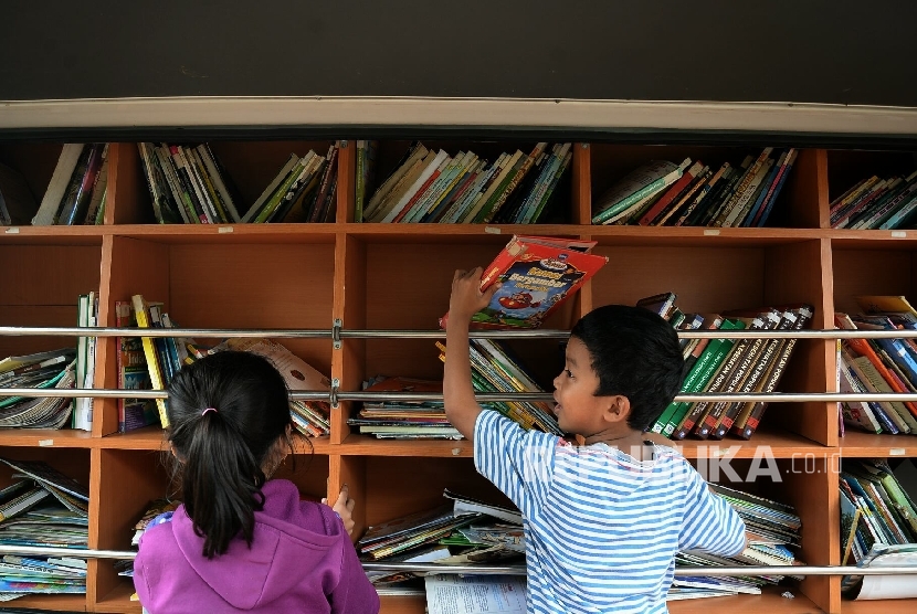  Sejumlah anak-anak membaca buku di perpustakaan keliling / Ilustrasi
