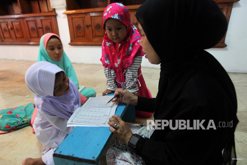 Sejumlah anak-anak mengaji Iqra di Masjid Perahu atau Agung Al-Munada Baiturrahman, Jakarta, Rabu (14/11).