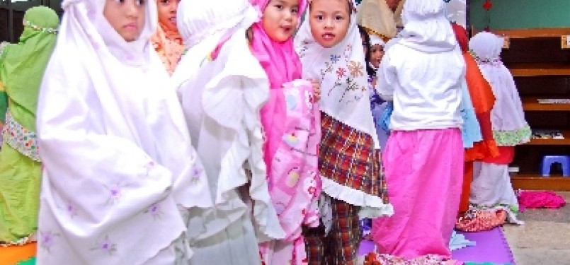 Sejumlah anak-anak mengikuti belajar shalat bersama.