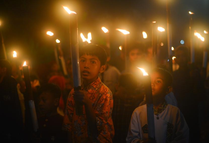 Sejumlah anak-anak mengikuti pawai obor keliling di malam takbiran (Ilustrasi). Pemkot Jakarta Timur menyerukan warga agar tidak menggelar takbir keliling. 