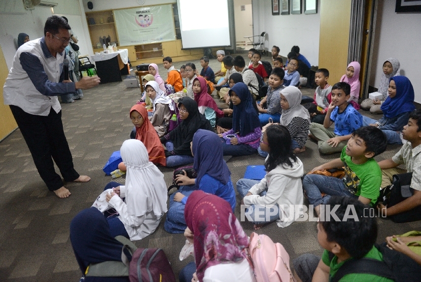  Sejumlah anak-anak mengikuti pelatihan edukasi saat Fun Science Republika di Kantor Harian Republika, Jakarta, Sabtu (12/8)..