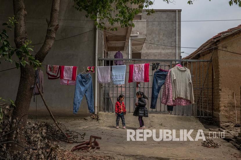 Sejumlah anak-anak mengobrol di desa Luojiawan, di wilayah pedesaan Wuhan, China, pertengahan April lalu. Sebagian besar penduduk desa di daerah pedesaan Wuhan kembali bekerja di ladang setelah dicabutnya lockdown . Wuhan yang merupakan pusat penyebaran wabah koronavirus, telah mencabut lockdown pada 08 April 2020. 