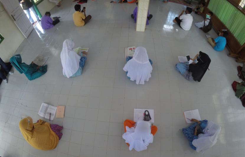 Sejumlah anak-anak sekolah belajar daring di Surau Kolam, Batipuhpanjang, Padang, Sumatera Barat (Ilustrasi)