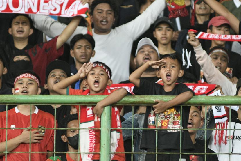 Sejumlah anak- anak suporter Tim Nasional Indonesia U-19 memberikan dukungan pada laga melawan tim Nasional Myanmar U-19 dalam laga penyisihan Grup Piala AFF U19 2022 di Stadion Patriot Chandrabhaga, Bekasi, Jawa Barat, Ahad (10/7/2022). 