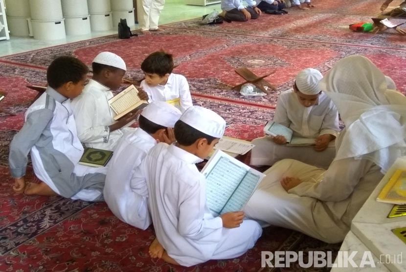 Sejumlah anak-anak tengah muroja'ah (mengulang hafalan) Alquran (Ilustrasi).
