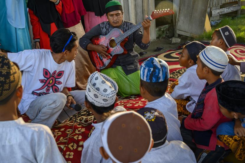 Bolehkah Orang Tua Memberi atau Mengubah Nama Anak Asuh? Sejumlah anak asuh dihibur seorang penyandang disabilitas di salah satu panti asuhan di Kabupaten Sigi, Sulawesi Tengah.