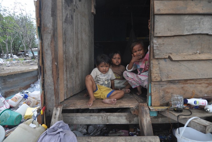 Angka Kemiskinan: Sejumlah anak berada di rumah mereka di Kawasan Pemukiman Pemulung di Palu, Sulawesi Tengah, Jumat (1/3/2019).