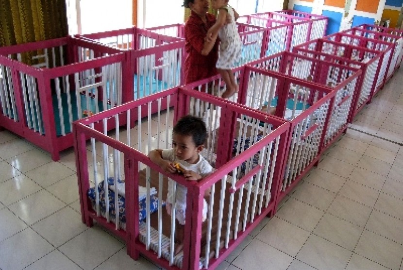 Sejumlah anak berada di Tempat Penitipan Anak (TPA) Dharma Wanita Persatuan, Ngagel Kebonsari Surabaya,