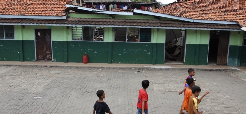 Sejumlah Anak beraktivitas di depan bangunan Sekolah Madrasah Ibtidaiyah Arridha yang roboh di Jl Jelambar Utama Raya. Jakarta Barat, Ahad (18/3). (Republika/Adhi Wicaksono)