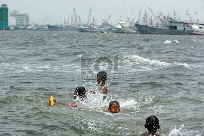  Sejumlah anak berenang di pinggiran pantai (ilustrasi).