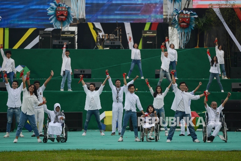 Sejumlah anak berkebutuhan khusus melakukan tarian dalam upacara penutupan Pekan Paralimpik Nasional (Peparnas) XV yang diadakan di Stadion Siliwangi, Kota Bandung, Jawa Barat, Senin (24/10). 