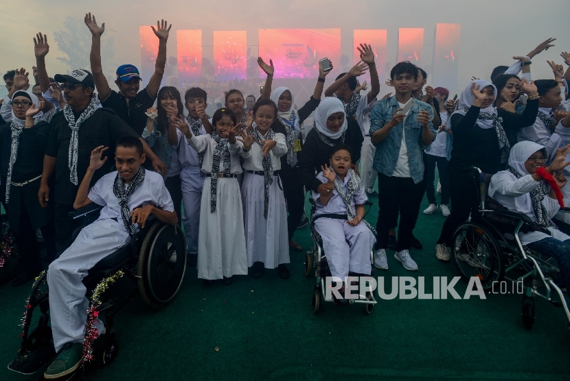  Sejumlah anak berkebutuhan khusus mengikuti upacara penutupan Pekan Paralimpik Nasional (Peparnas) XV yang diadakan di Stadion Siliwangi, Kota Bandung, Jawa Barat, Senin (24/10)