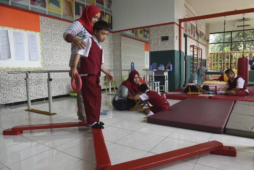 Sejumlah anak berkebutuhan khusus menjalani terapi di Sekolah Inklusif Galuh Handayani Surabaya, Jawa Timur, Rabu (18/1). 