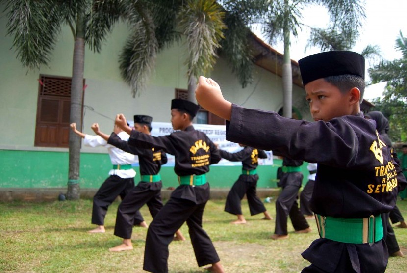 Sejumlah anak berlatih pencak silat Betawi di Kampung Betawi. 