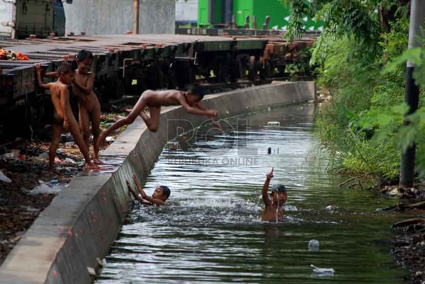 Sejumlah anak bermain air di sungai kecil. (Republika/Raisan Al Farisi).