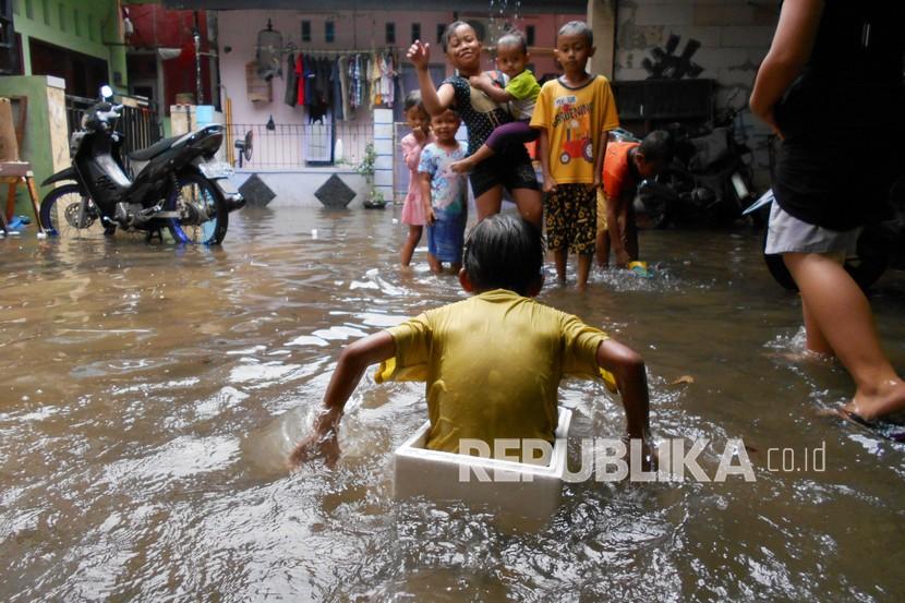 Banjir melanda beberpa kawasan di Bekasi (ilustrasi). Beberapa perumahan yang berada di bantaran jalur sungai yang mempertemukan sungai Cileungsi dan Cikeas, Kota Bekasi, Jawa Barat, pada Ahad dini hari terendam banjir dengan rata-rata ketinggian 1 hingga 1,5 meter.