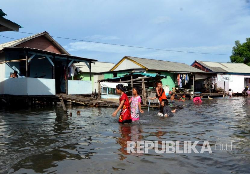 Sejumlah anak bermain air saat banjir rob di Pulau Pasaran Kota Karang, Bandar Lampung, Lampung, Selasa (26/5/2020). Banjir rob akibat pasang air laut itu menggenangi kawasan tersebut sejak tiga hari terakhir. 