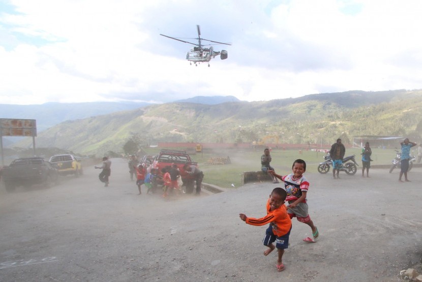 Sejumlah anak bermain di area Bandar Udara Karubaga Tolikara, Papua, Rabu (23/9). 